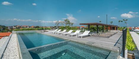 Kolam renang terbuka, payung kolam, kerusi lepak pantai