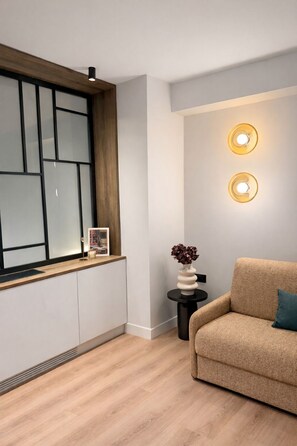 Two-Bedroom Apartment with Street View | In-room safe, blackout drapes, soundproofing, iron/ironing board - ACROPOLIS GRID ATHENS (Athens)