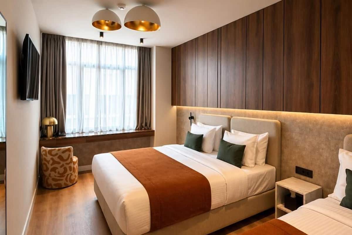 Senior Room with Street View | ตู้นิรภัยในห้องพัก, ผ้าม่านกันแสง, ห้องเก็บเสียง, เตารีด/โต๊ะรีดผ้า
