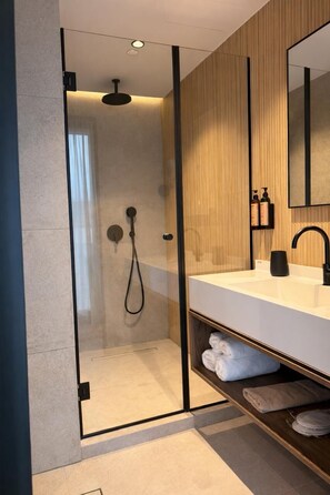 Acropolis Serenity Suite with Hot Tub | Kamar mandi | Shower, perlengkapan kamar mandi ramah lingkungan,  dan pengering rambut