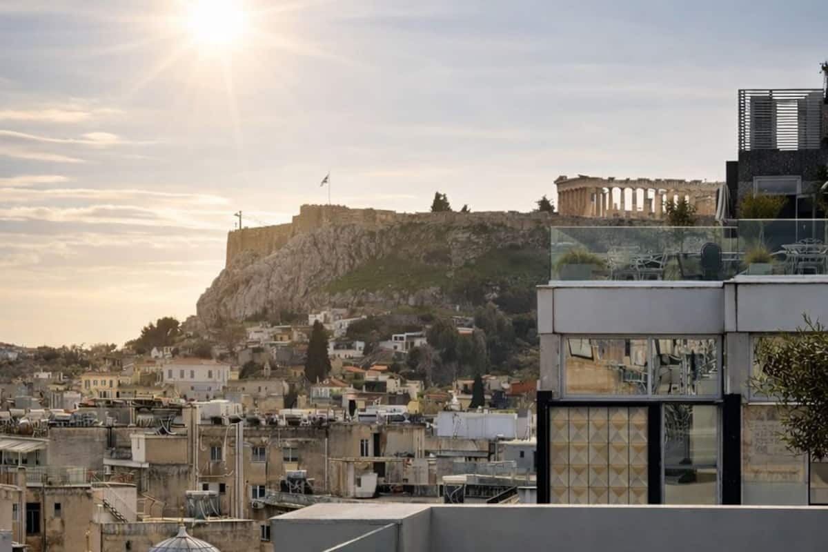 Acropolis Serenity Suite with Hot Tub | ตู้นิรภัยในห้องพัก, ผ้าม่านกันแสง, ห้องเก็บเสียง, เตารีด/โต๊ะรีดผ้า