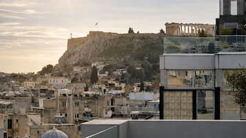 Acropolis Serenity Suite with Hot Tub | Zimmersafe, Verdunkelungsvorhänge, schallisolierte Zimmer