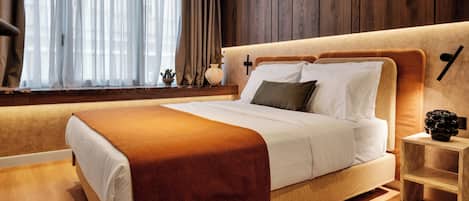 Senior Room with Street View | In-room safe, blackout curtains, soundproofing, iron/ironing board