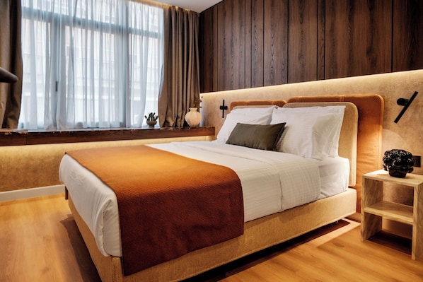 Senior Room with Street View | In-room safe, blackout drapes, soundproofing, iron/ironing board