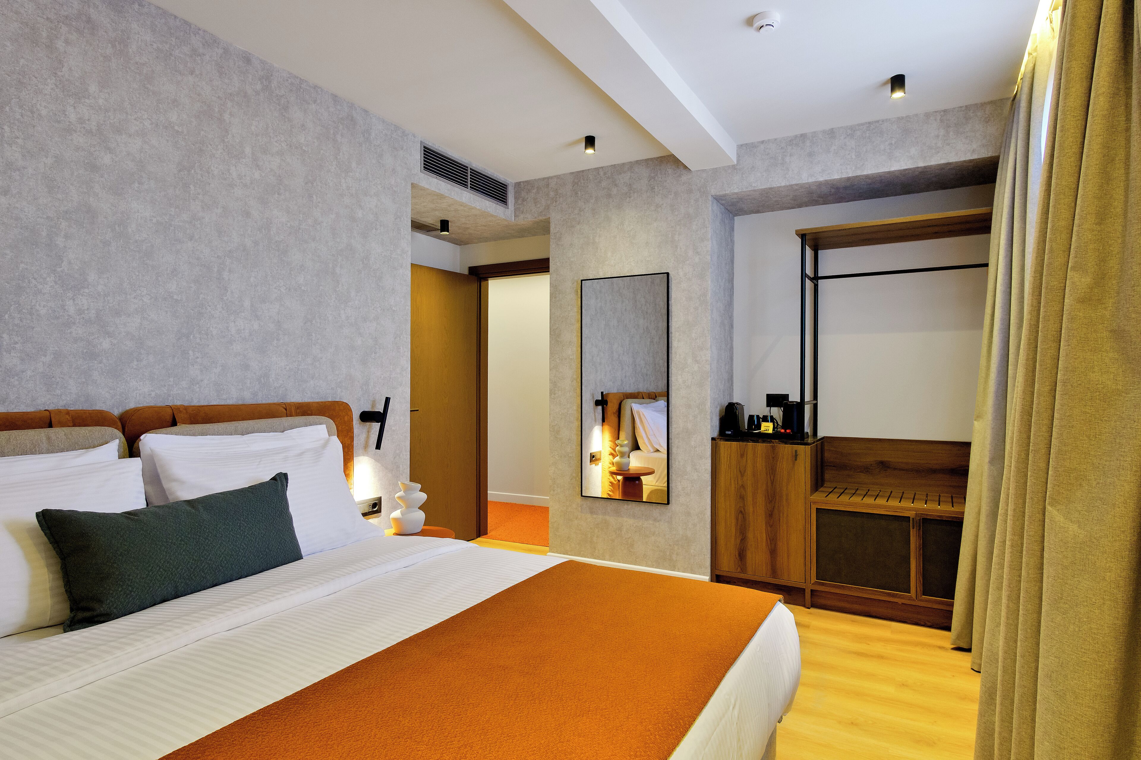 خزنة داخل الغرفة وستائر تعتيم وتجهيزات عازلة للصوت ومكواة/لوح كي