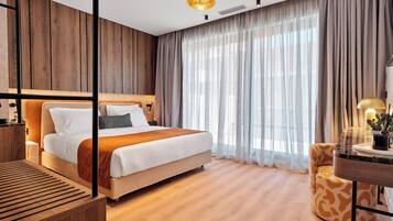 Caja de seguridad en la habitación y cortinas blackout