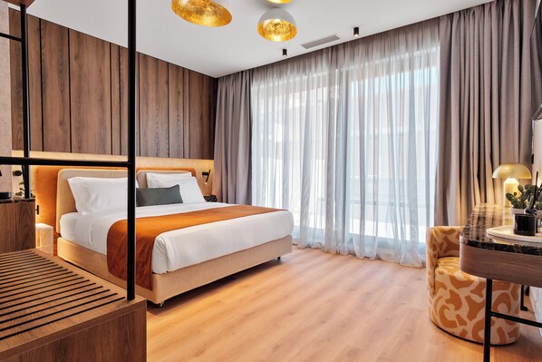 Acropolis Senior Suite with Hot Tub | In-room safe, blackout drapes, soundproofing, iron/ironing board