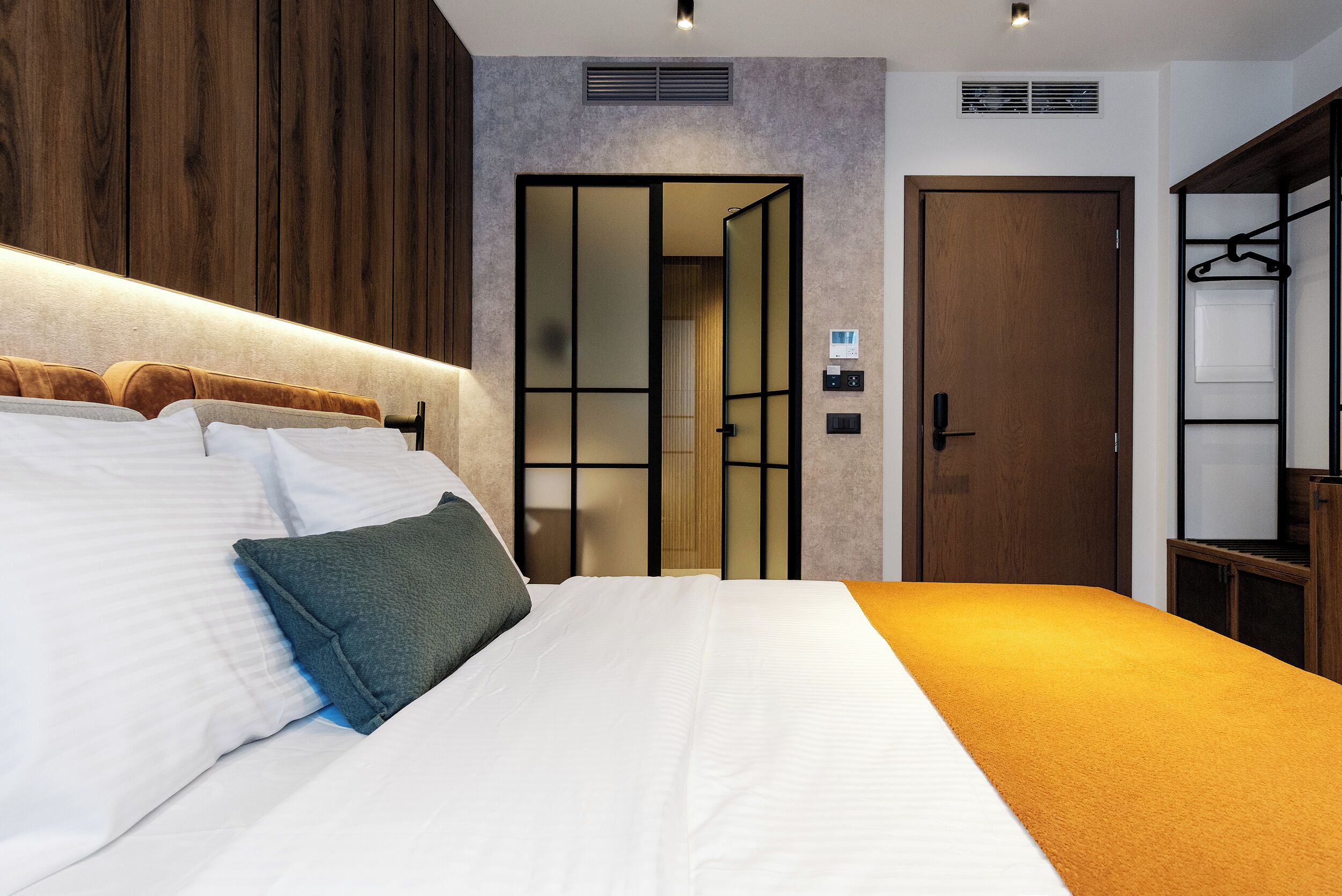 خزنة داخل الغرفة وستائر تعتيم وتجهيزات عازلة للصوت ومكواة/لوح كي