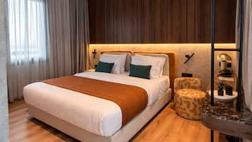 خزنة داخل الغرفة وستائر تعتيم وتجهيزات عازلة للصوت ومكواة/لوح كي