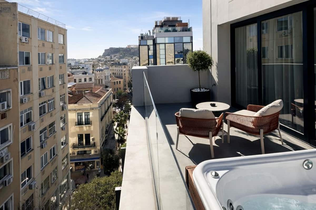 Acropolis Senior Suite with Hot Tub | ตู้นิรภัยในห้องพัก, ผ้าม่านกันแสง, ห้องเก็บเสียง, เตารีด/โต๊ะรีดผ้า