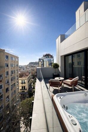 Acropolis Senior Suite with Hot Tub | In-room safe, blackout drapes, soundproofing, iron/ironing board