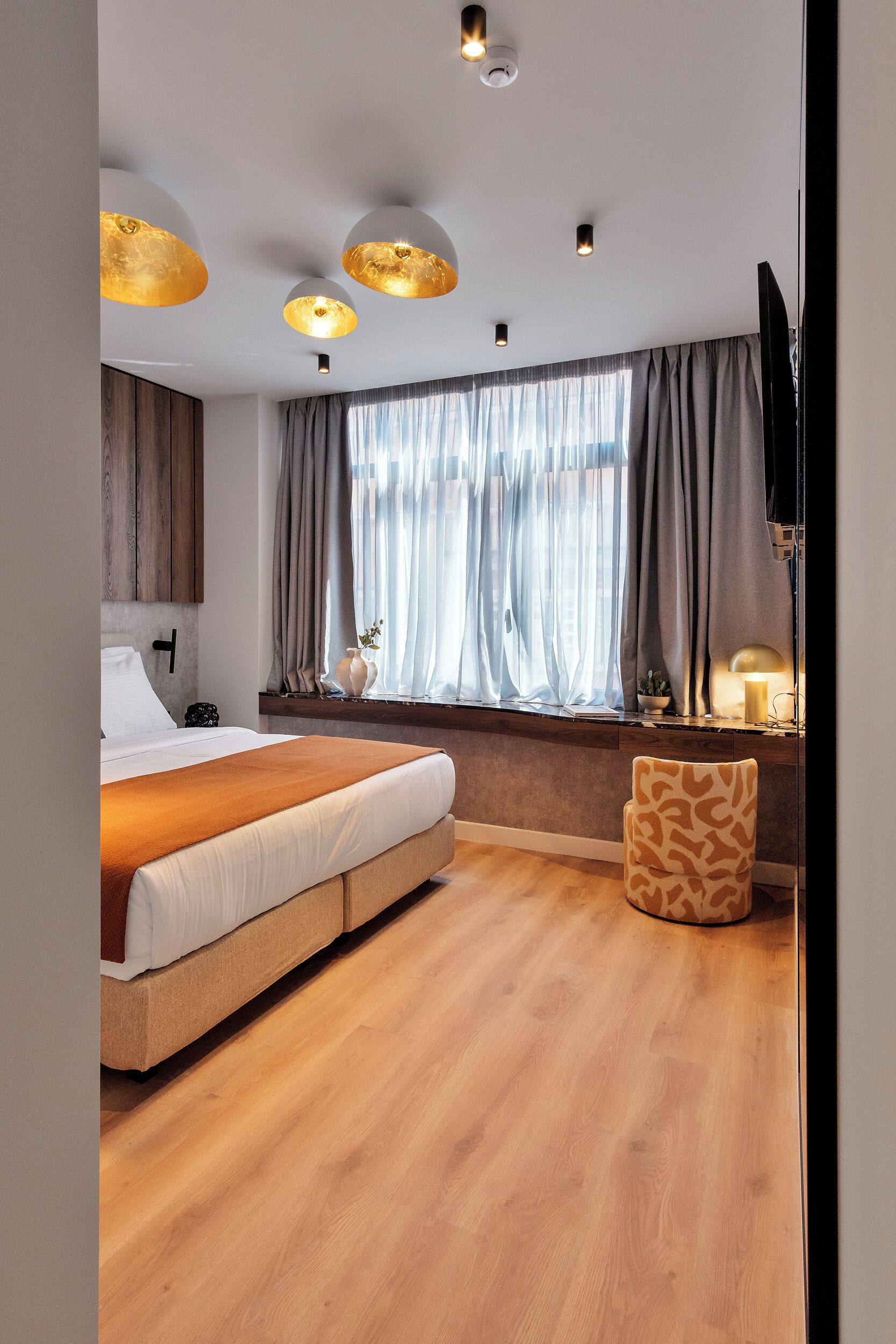 خزنة داخل الغرفة وستائر تعتيم وتجهيزات عازلة للصوت ومكواة/لوح كي