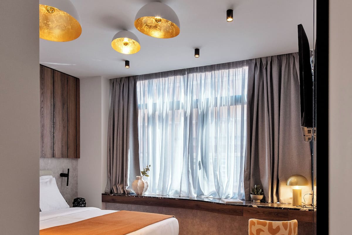 Premium Room with Street View | ตู้นิรภัยในห้องพัก, ผ้าม่านกันแสง, ห้องเก็บเสียง, เตารีด/โต๊ะรีดผ้า