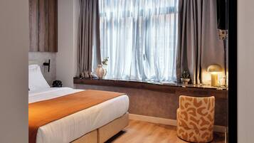 Premium Room with Street View | Cofres nos quartos, cortinas blackout, quartos à prova de som