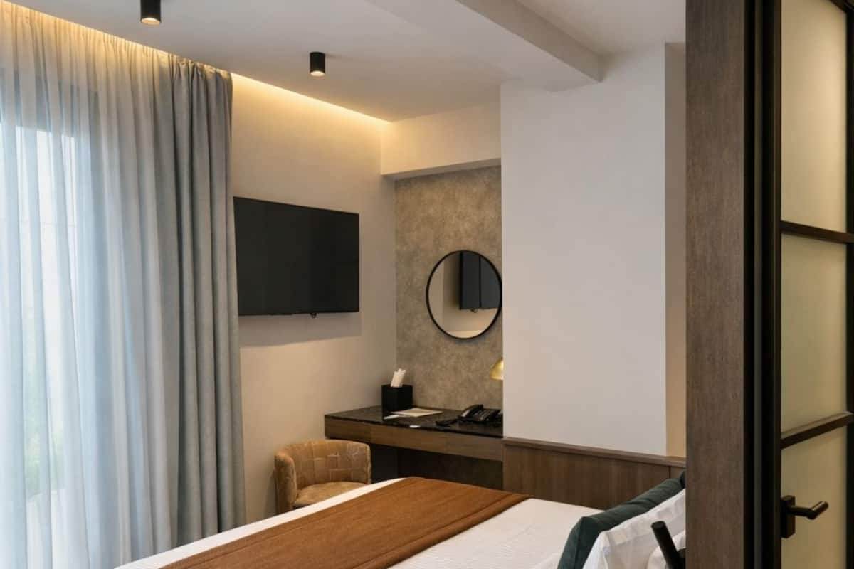 Cozy Room with Balcony | ตู้นิรภัยในห้องพัก, ผ้าม่านกันแสง, ห้องเก็บเสียง, เตารีด/โต๊ะรีดผ้า