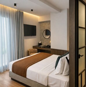 Cozy Room with Balcony | Brankas, tirai kedap cahaya, kedap suara, dan setrika/meja setrika