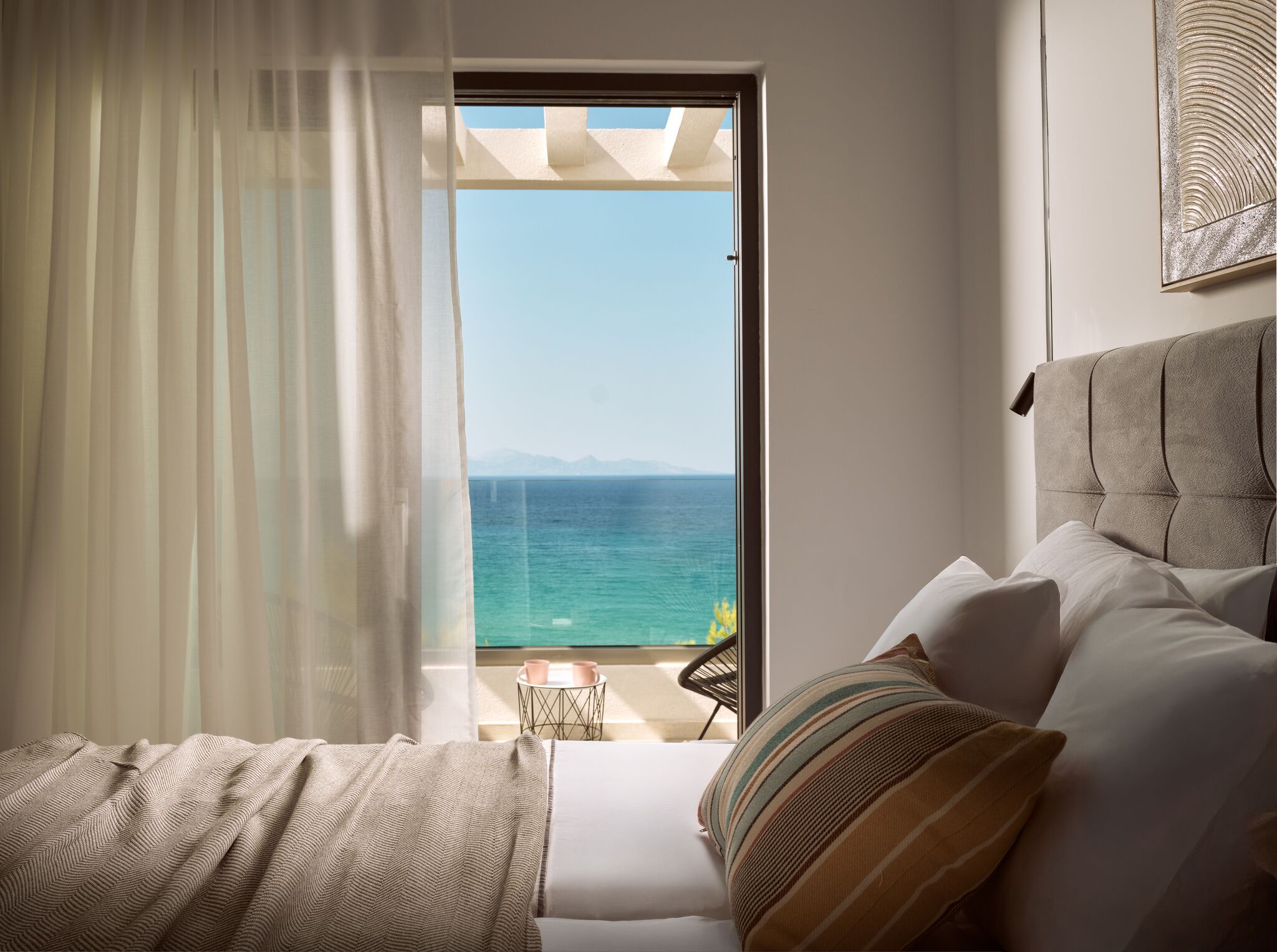 4 عدّة غرف نوم وخزنة داخل الغرفة ومكواة/لوح كي وسرير سفر