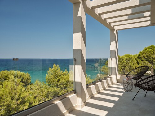 Nomia Villa, with Pool, Gym & Walk to the Beach