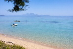 Beach nearby, sun-loungers, beach towels