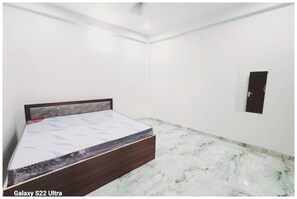 Hypo-allergenic bedding, desk, free WiFi