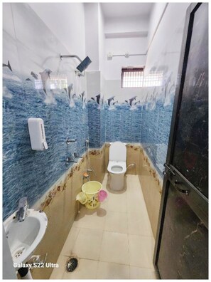 Shower, rainfall showerhead, free toiletries, towels