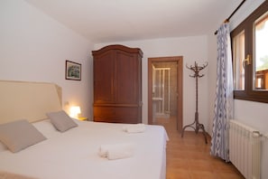 3 bedrooms, in-room safe, iron/ironing board, free WiFi