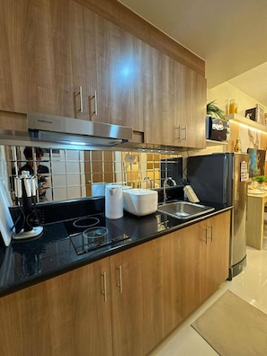 Fridge, microwave, stovetop, cookware/dishes/utensils