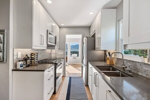 Casa, vista a la montaña (3 Bedrooms) | Cocina privada | Microondas, horno, cafetera de espresso y cafetera y tetera 