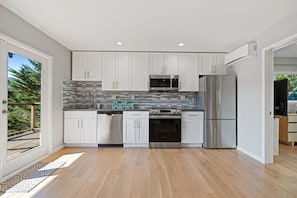 House (3 Bedrooms) | Private kitchen | Microwave, oven, coffee/tea maker, dining tables