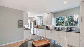 House (3 Bedrooms) | Private kitchen | Microwave, oven, coffee/tea maker, cookware/dishes/utensils