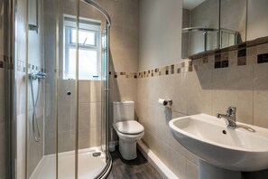 House | Bathroom | Shower, free toiletries, towels, soap - Fentonville House (Sheffield)