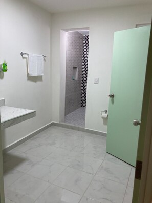 Douche, serviettes fournies