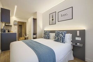 Standard Double Room, Ground Floor | Iron/ironing board, free WiFi - Dobo Madrid Río (Madrid)