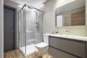 Douche, sèche-cheveux, serviettes fournies, shampoing
