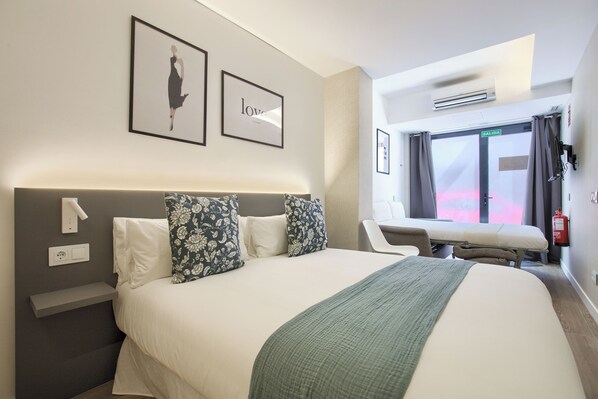Standard Double Room, Ground Floor | Iron/ironing board, free WiFi