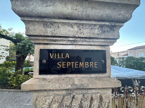 Paisible 35m2, 200 m du centre et thermes,clim, jardin,piscine ,animaux acceptés