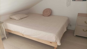 1 habitación, tabla de planchar con plancha, wifi y ropa de cama