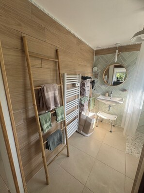 Dusch, hårtork och handdukar