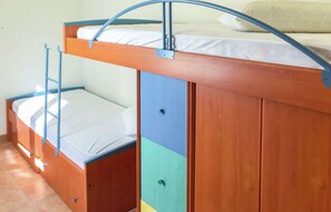 Una cama litera con una cama inferior y otra superior.