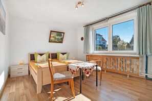 1 habitación, tabla de planchar con plancha, wifi y ropa de cama