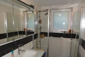 Chuveiro, secador de cabelo, toalhas de banho, sabonete