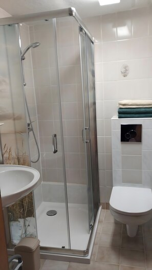 Chuveiro, secador de cabelo, toalhas de banho