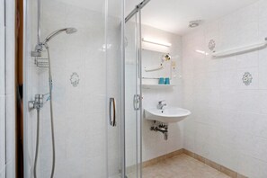 Shower, hair dryer, towels - Bungalow 'Manni' with Shared Terrace, Shared Garden and Wi-Fi (Koserow)