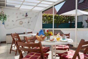 Outdoor dining - Bungalow 'Manni' with Shared Terrace, Shared Garden and Wi-Fi (Koserow)
