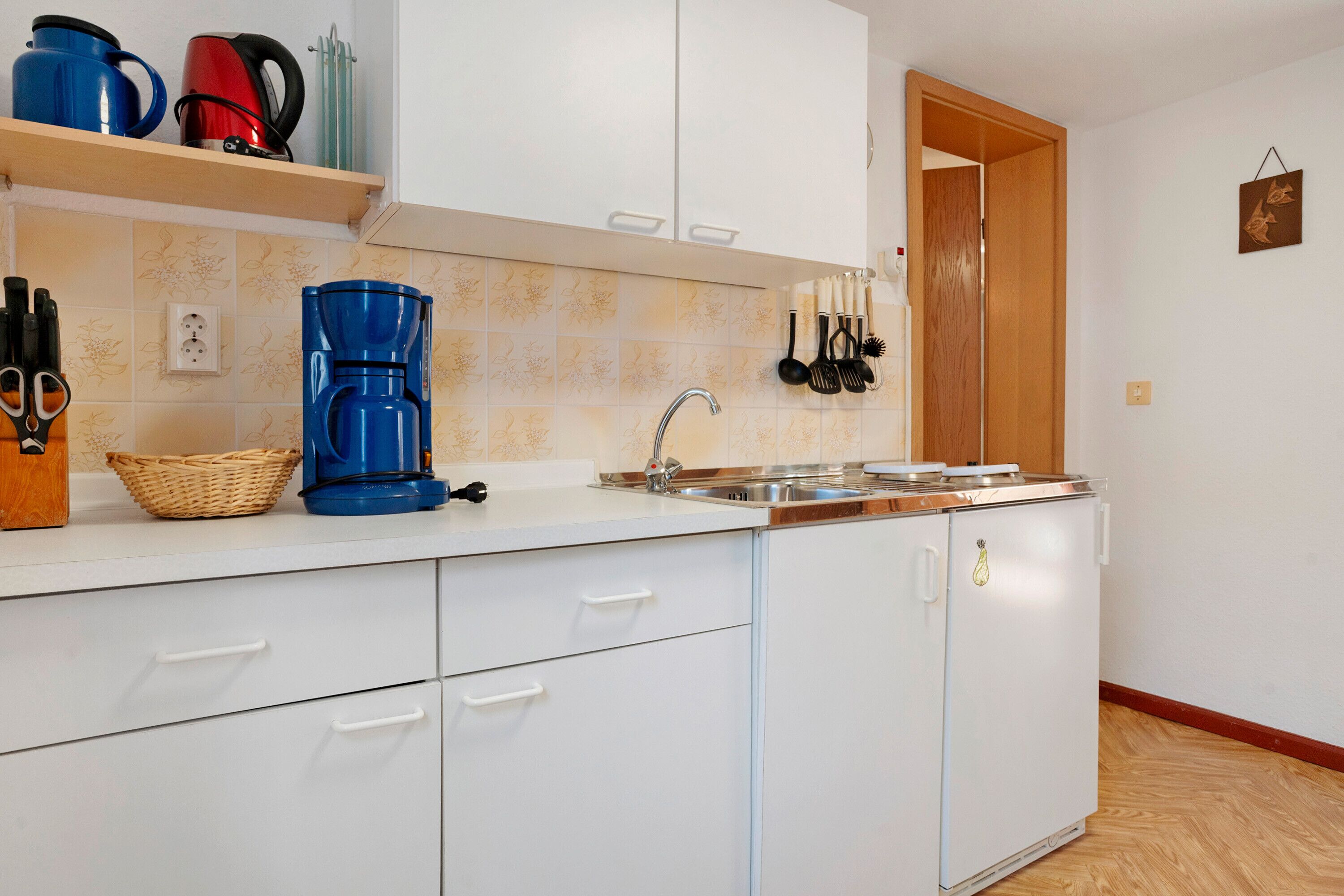 Kühlschrank, Herdplatte, Wasserkocher mit Kaffee-/Teezubehör