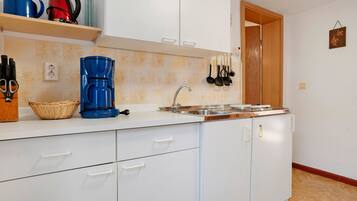 Kühlschrank, Herdplatte, Wasserkocher mit Kaffee-/Teezubehör