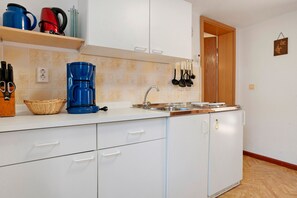 冰箱、炉灶、茶具/咖啡用具、电热水壶