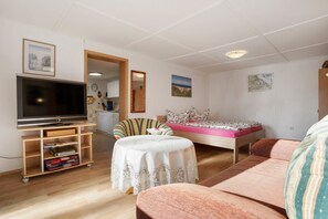 1 bedroom, WiFi, bed sheets - Bungalow 'Manni' with Shared Terrace, Shared Garden and Wi-Fi (Koserow)