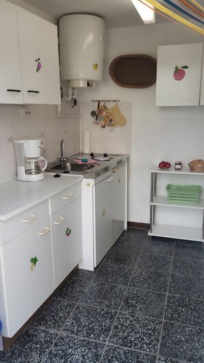 Geladeira, cooktop, cafeteira/chaleira, chaleira elétrica