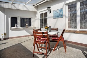 Outdoor dining - Bungalow 'Manni' with Shared Terrace, Shared Garden and Wi-Fi (Koserow)